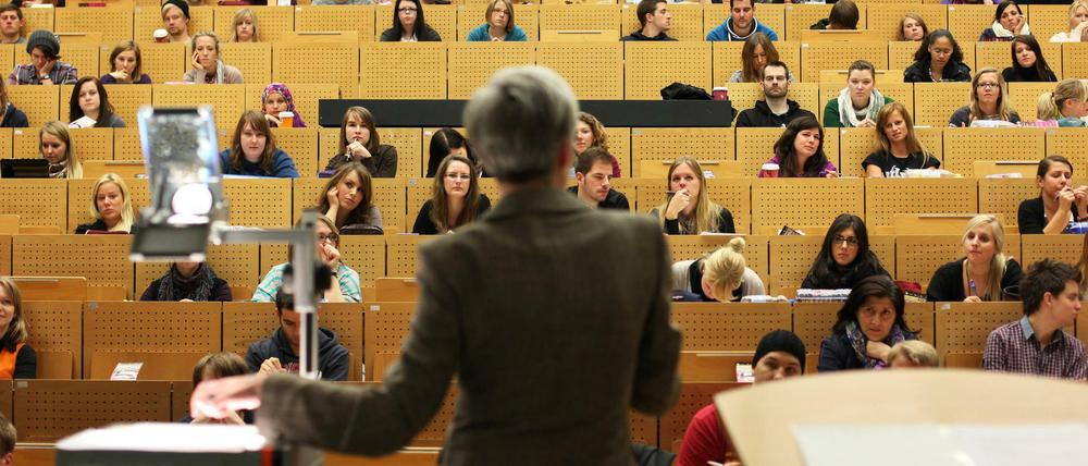 Kinder aus Nicht-Akademiker-Familien sind schon in der Oberstufe der Schule weniger stark vertreten als solche aus Akademiker-Familien. 