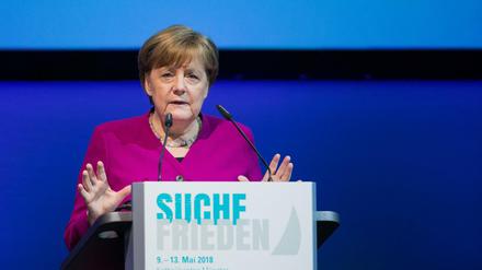 "Wir dürfen uns nicht stärker machen, als wir sind", sagt Angela Merkel beim Katholikentag in Münster.