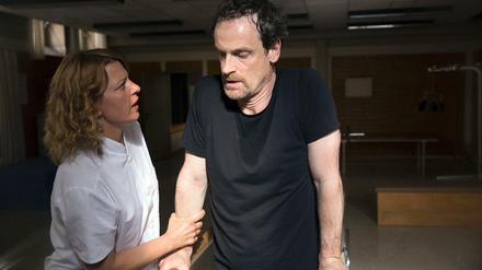 Mit der Folge "Alte Wunden" begann am Dienstag die vierte Staffel der Serie "Weissensee". Petra Zeiler (Jördis Triebel) zeigte sich dabei beeindruckt vom Kampfgeist ihres Patienten Falk Kupfer (Jörg Hartmann).