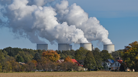 Das Kohlekraftwerk Jänschwalde soll bis 2028 vom Netz gehen, andere Anlagen werden noch länger in Betrieb bleiben. In der gesamten Lausitz soll spätestens 2038 keine Kohle mehr verstromt werden. 