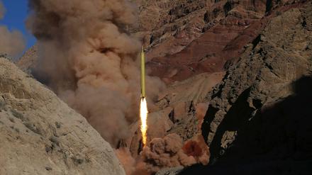 Abschuss einer  ballistischen Boden-Boden Langstreckenrakete vom Typ Qadr H durch die Revolutionsgarden bei einem Manöver.