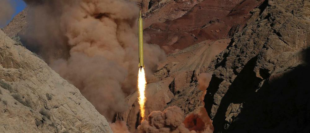 Abschuss einer ballistischen Boden-Boden Langstreckenrakete vom Typ Qadr H durch die Revolutionsgarden bei einem Manöver.