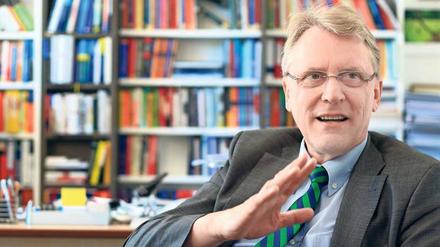Christoph Meinel ist seit 2004 Direktor und Geschäftsführer des Hasso-Plattner-Instituts für Digital Engineering in Potsdam. Der Informatikprofessor ist Mitglied von Acatech, der Deutschen Akademie der Technikwissenschaften.
