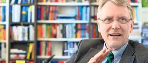 Christoph Meinel ist seit 2004 Direktor und Geschäftsführer des Hasso-Plattner-Instituts für Digital Engineering in Potsdam. Der Informatikprofessor ist Mitglied von Acatech, der Deutschen Akademie der Technikwissenschaften.