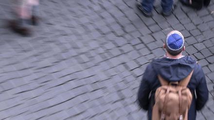 Ein Teilnehmer bei der Aktion "Thüringen trägt Kippa" im April 2018 in Erfurt.