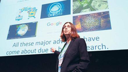 Die US-Informatikerin Shafi Goldwasser bei ihrem Vortrag im ehemaligen Kino Kosmos in Berlin-Friedrichshain