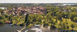 Wie gemalt. Wer in Fürstenberg untertauchen möchte, hat die Qual der Wahl: Es gibt ja so viele Seen rundherum. Lange lag der schöne Ort mit der markanten Kirche im Dornröschenschlaf.