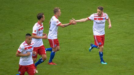 Verhaltener Jubel. Der HSV ist auf Schützenhilfe von Köln angewiesen. 