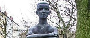 Diese über zwei Meter hohe Bronzeskulptur wurde aus einer Treptower Parkanlage gestohlen.