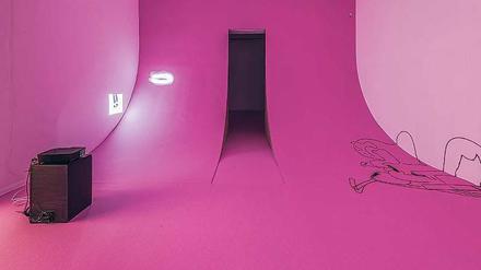 Experiment in Pink. Die Galerie wird zum begehbaren Film.