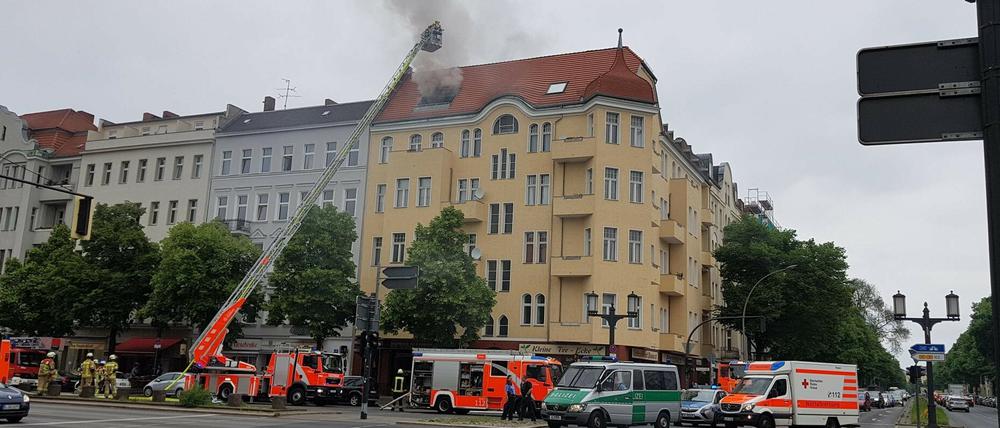 Die Feuerwehr versucht den Brand an der Bismarckstraße Ecke Kaiser-Friedrich-Straße zu löschen.