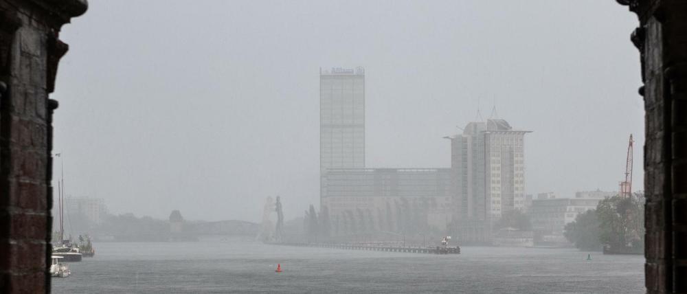 Das Allianzhochhaus ist während eines heftigen Regenschauers mit Sturmböen nur unklar zu erkennen.