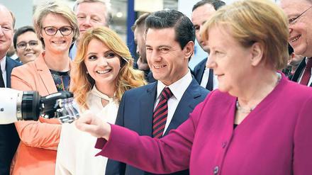 Auf der Hannover Messe gab Kanzlerin Angela Merkel einem Roboter den bei Rappern beliebten „Faustgruß“, mit dabei der mexikanische Präsident Enrique Peña Nieto, dessen Frau und Forschungsministerin Anja Karliczek (li.).