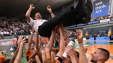 Flieg Trainer, flieg. Die Spieler der Volleys werfen Stelian Moculescu nach dem Sieg durch die Luft.