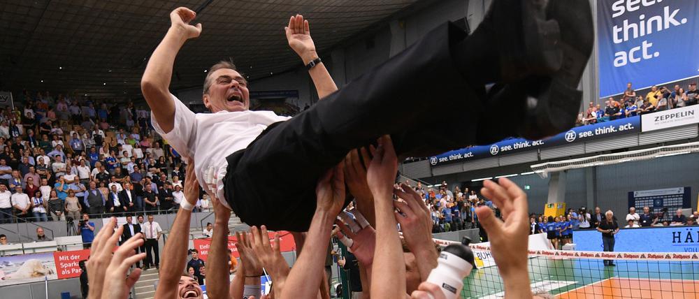 Flieg Trainer, flieg. Die Spieler der Volleys werfen Stelian Moculescu nach dem Sieg durch die Luft.
