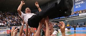 Flieg Trainer, flieg. Die Spieler der Volleys werfen Stelian Moculescu nach dem Sieg durch die Luft.