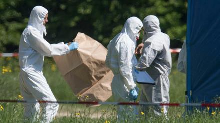 Polizeiermittler am Fundort der Frauenleiche in Frankfurt/Main