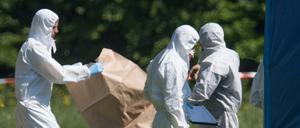 Polizeiermittler am Fundort der Frauenleiche in Frankfurt/Main