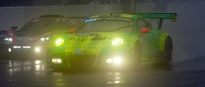 Rheinland-Pfalz, Nürburg. Der Porsche 911 GT3 des Teams Manthey Racing passiert als Sieger die Zielflagge.