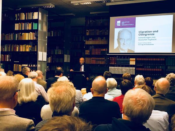 Rupert Scholz, 81 Jahre und Mitglied der CDU, bei einem Vortrag über "Migration und Obergrenze" in der Bibliothek für Konservatismus in der Charlottenburger Fasanenstraße.