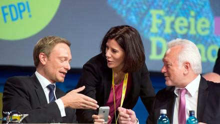 Nur einen Stehplatz haben Frauen meist in der FDP. Daran will auch Katja Suding (zwischen Christian Lindner und Wolfgang Kubicki) nichts per Quote ändern. 