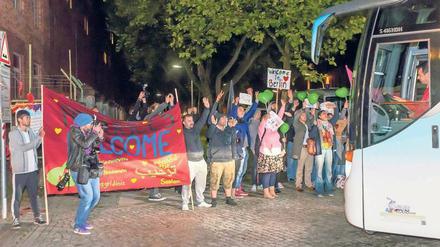 Als im September 2015 Flüchtlinge an der Spandauer Schmidt-Knobelsdorf-Kaserne ankommen, werden sie noch begeistert begrüßt. 