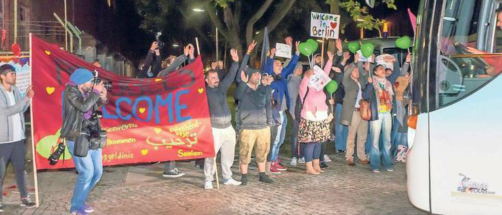 Als im September 2015 Flüchtlinge an der Spandauer Schmidt-Knobelsdorf-Kaserne ankommen, werden sie noch begeistert begrüßt. 