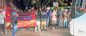Als im September 2015 Flüchtlinge an der Spandauer Schmidt-Knobelsdorf-Kaserne ankommen, werden sie noch begeistert begrüßt. 