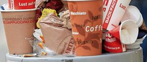 320 000 Coffee-to-go-Becher werden in Deutschland verbraucht - pro Stunden, wie eine Studie der Deutschen Umwelthilfe zeigt. Die Plastikbecher könnten oft durch Mehrwegbecher ersetzt werden. 
