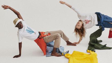 Models machen Gymnastik in Ecoalf
