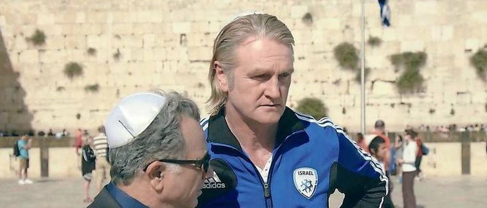 Showdown im Stadion.  Der israelische Verbandsfunktionär Ozon (Moshe Ivgy, links) gibt dem deutschen Coach (Detlev Buck) einen Crashkurs in israelischer Geschichte an der Klagemauer in Jerusalem. Und dann muss ja auch noch die heikle Frage beantwortet werden, wer das Fußballspiel gegen die Palästinenser leiten soll. 