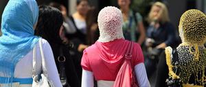 Drei Frauen mit Kopftüchern in Berlin (Symbolbild)