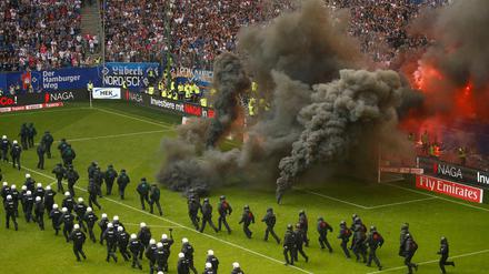 Üble Bilder. Wenigstens zog die Pyro-Inszenierung der HSV-Ultras keine üblen Folgen nach sich. Verletzt wurde niemand.