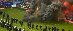 Üble Bilder. Wenigstens zog die Pyro-Inszenierung der HSV-Ultras keine üblen Folgen nach sich. Verletzt wurde niemand.