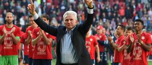 Jupp Heynckes und die Bayern zelebrieren den Titel bereits am 29. Spieltag. Seit sechs Jahren dominieren sie die Bundesliga.