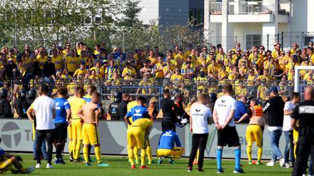 Eintracht Braunschweigs Spieler nach dem Debakel von Kiel auf dem schweren Weg in die Fankurve.
