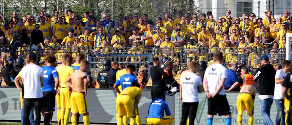 Eintracht Braunschweigs Spieler nach dem Debakel von Kiel auf dem schweren Weg in die Fankurve.