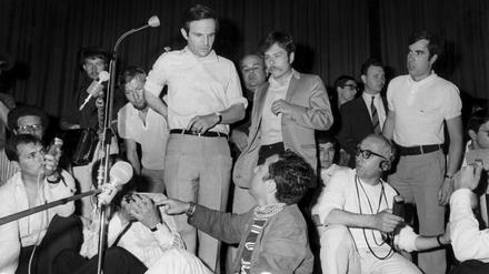 Der Tag, an dem die Filmfestspiele in Cannes abgebrochen wurden: Der französische Regisseur Francois Truffaut (neben dem Mikrofon stehend) und der italienische Filmproduzent Salvadore Samperi (rechts daneben, mit Schnauzbart) am 19.06.1968. 