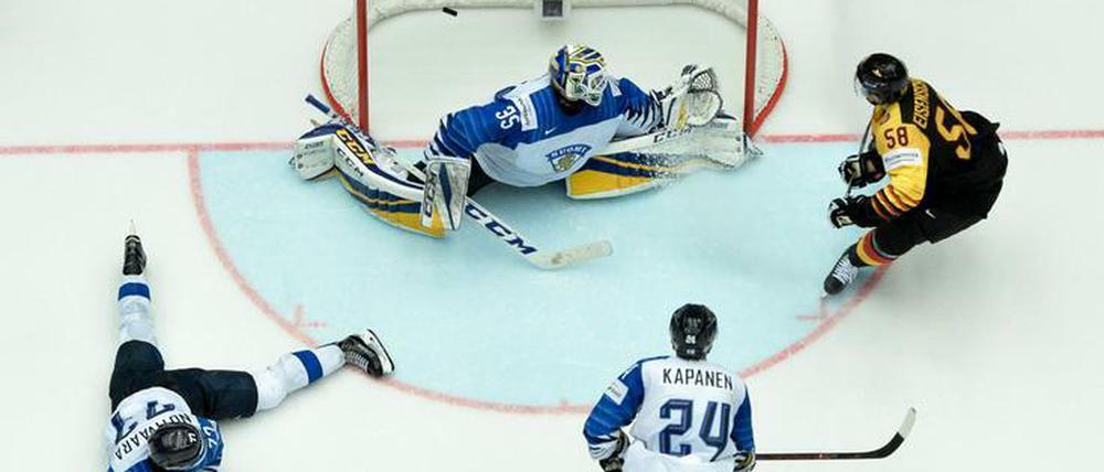 Der ist drin. Markus Eisenschmid trifft zum Sieg gegen Finnland.