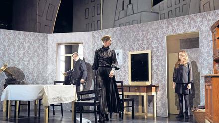 Vor der Theatergeschichts-Kulisse. Hannes Hellmann, Wiebke Puls und Wiebke Mollenhauer spielen Brecht.