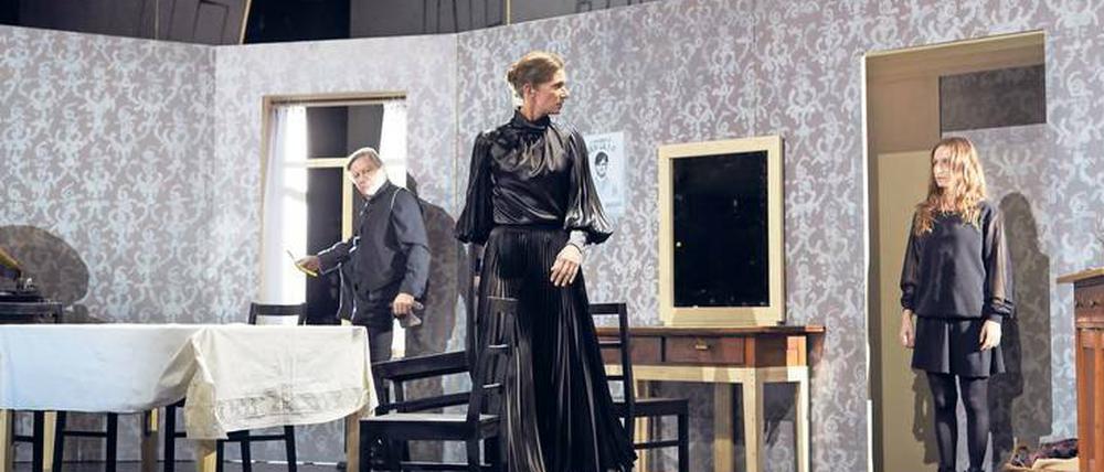 Vor der Theatergeschichts-Kulisse. Hannes Hellmann, Wiebke Puls und Wiebke Mollenhauer spielen Brecht.