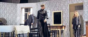 Vor der Theatergeschichts-Kulisse. Hannes Hellmann, Wiebke Puls und Wiebke Mollenhauer spielen Brecht.