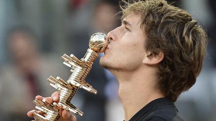 Kuss mit Trophäe. Alexander Zverev nach seinem Sieg in Madrid am Sonntag.