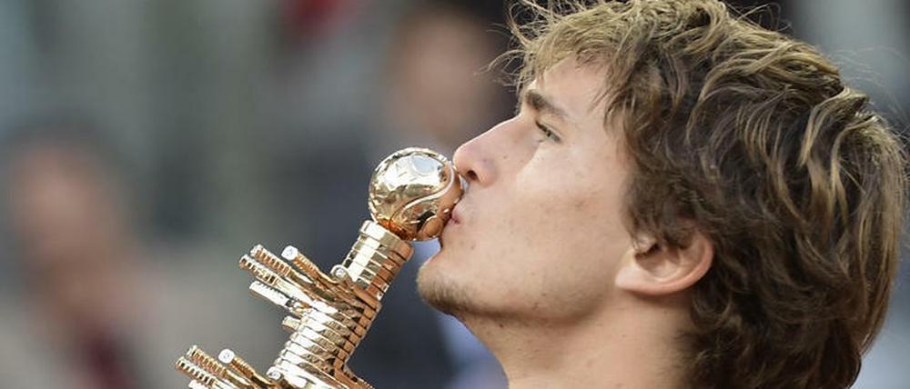 Kuss mit Trophäe. Alexander Zverev nach seinem Sieg in Madrid am Sonntag.