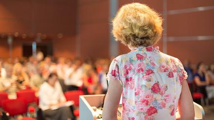 Frau am Pult. Professorin sein und Mutter - das ist häufig schwer zu vereinbaren. 