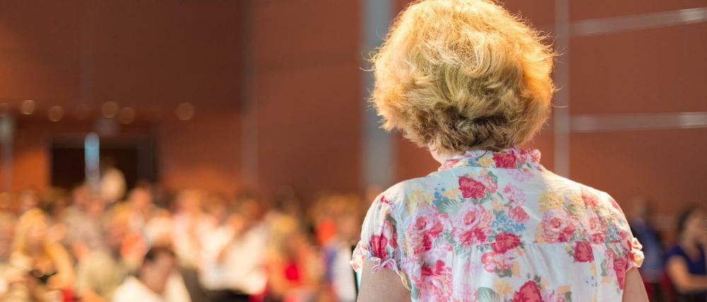 Frau am Pult. Professorin sein und Mutter - das ist häufig schwer zu vereinbaren. 