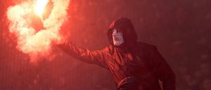 Pyrotechnik in der Fankurve: Am letzten Bundesligaspieltag eskalierte in Hamburg die Lage.
