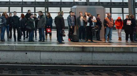Wartende am Bahnsteig meiden den Blickkontakt zu anderen. Ist schließlich kein Eventort, bloß ein langweiliger Bahnhof, eine Transitstation zwischen zwei Terminen.