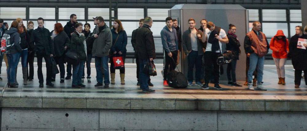 Wartende am Bahnsteig meiden den Blickkontakt zu anderen. Ist schließlich kein Eventort, bloß ein langweiliger Bahnhof, eine Transitstation zwischen zwei Terminen.