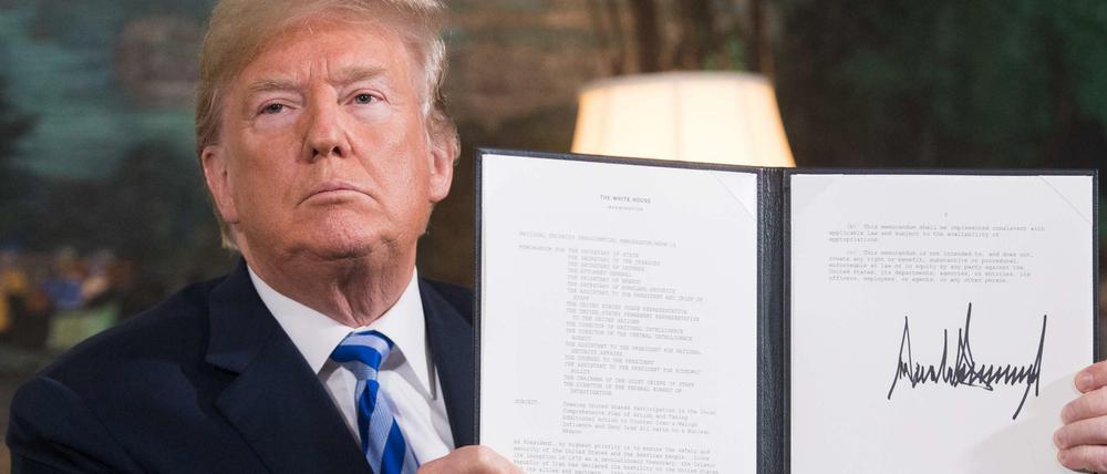 US-Präsident Donald Trump kündigte den Atomvertrag mit dem Iran - und setzt die Mullahs unter Druck. signs a document reinstating sanctions against Iran after announcing the US withdrawal from the Iran Nuclear deal, in the Diplomatic Reception Room at the White House in Washington, DC, on May 8, 2018.